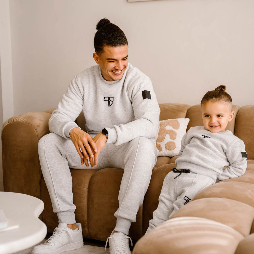 vader en zoon kleding grijs traingspak matching met frenky s tekst