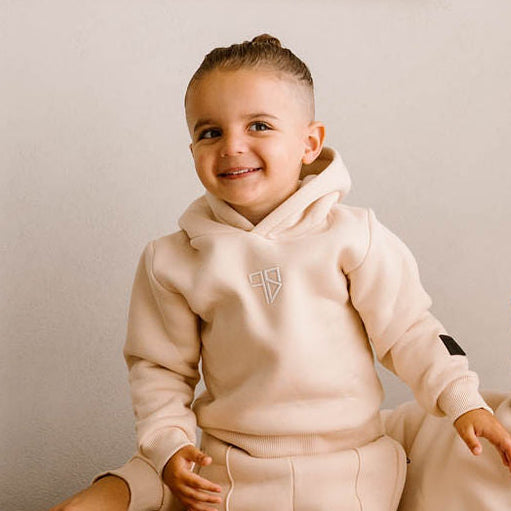 beige kindertrainingspak met capuchon in heerlijk warme stof voor de winter
