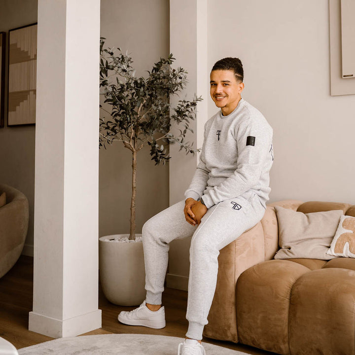 hoge kwaliteit heren trainingspak in de kleur grijs, zware stof met mooie logo's en bedrukking