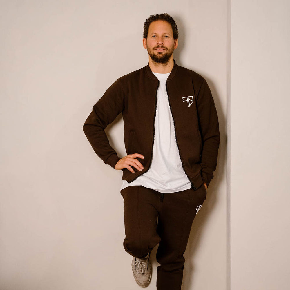 mocca bruin trainingspak met vest de kleur en trend van 2025 winter voor heren