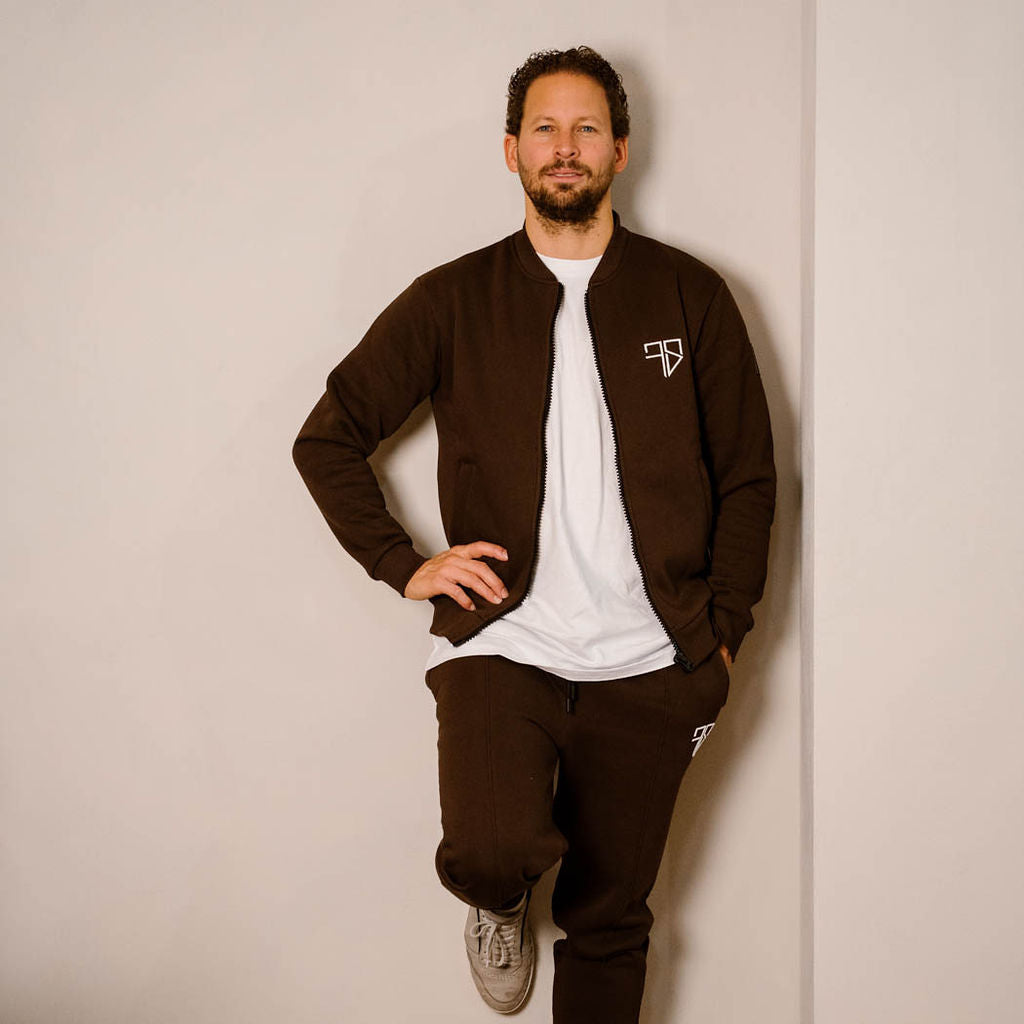 mocca bruin trainingspak met vest de kleur en trend van 2025 winter voor heren