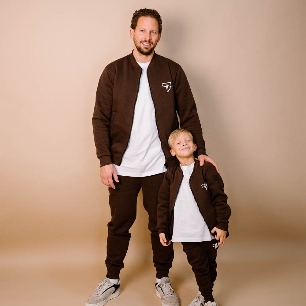 mocca bruin trainingspak met rits voor vader en zoon