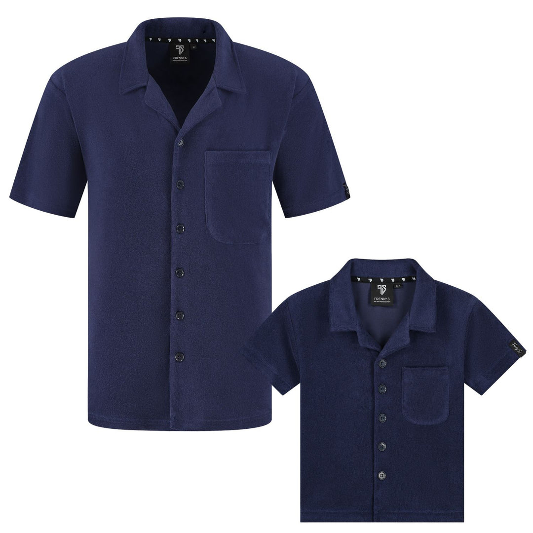 vader en zoon dragen matching navy blauwe badstof Bali overhemden van 100% katoen