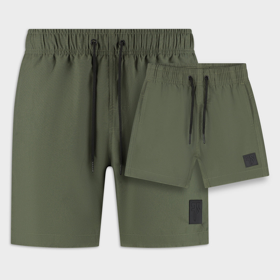 Vader en zoon in matching army groene zwembroeken Samui 2.0 van Frenky S