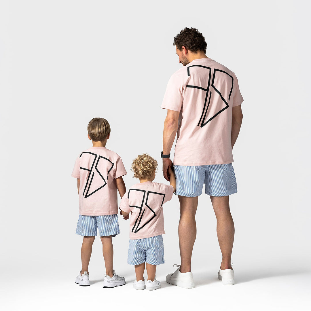 vader en zoon dragen matching zwembroek van Frenky S op het strand