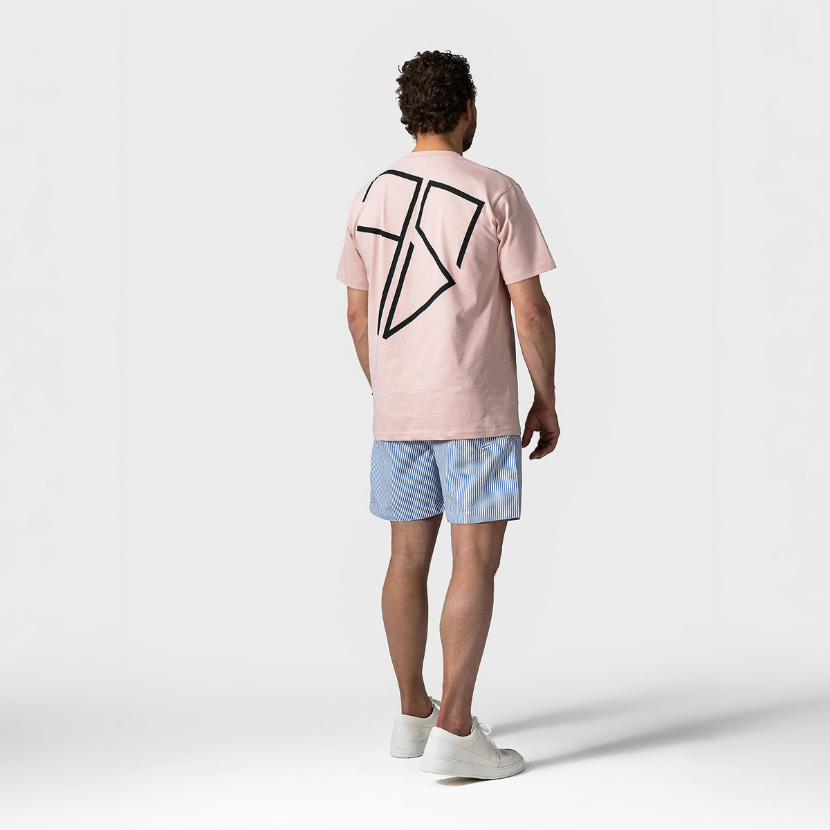 Detail nieuw Frenky S-logo op zacht roze CURA heren t-shirt