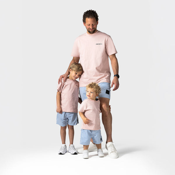 vader en zoon dragen matching zwembroeken met blauwe verticale streep en witte details van Frenky S