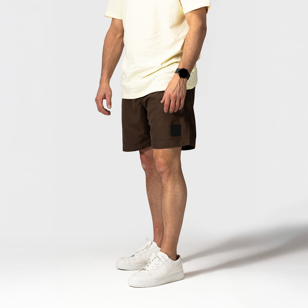 Mannen zwembroek bruin sneldrogende active stof zij-aanzicht