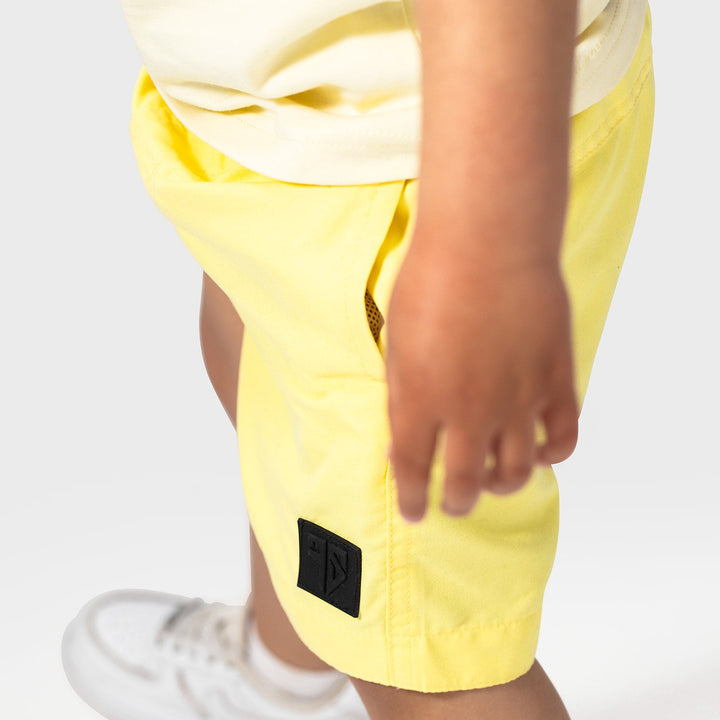 Gele kids zwembroek sfeerbeeld
