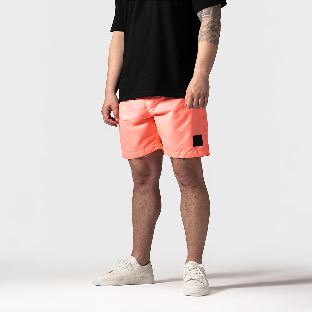 felroze zwembroek van sneldrogende stof en ritsen in de zak