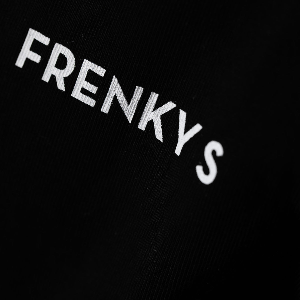 Kind in zwarte EASY short buitenspelen — Frenky S