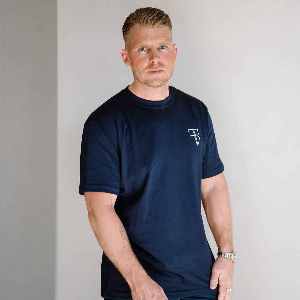 Man in navy blauw RIO t-shirt heren — Frenky S stijl