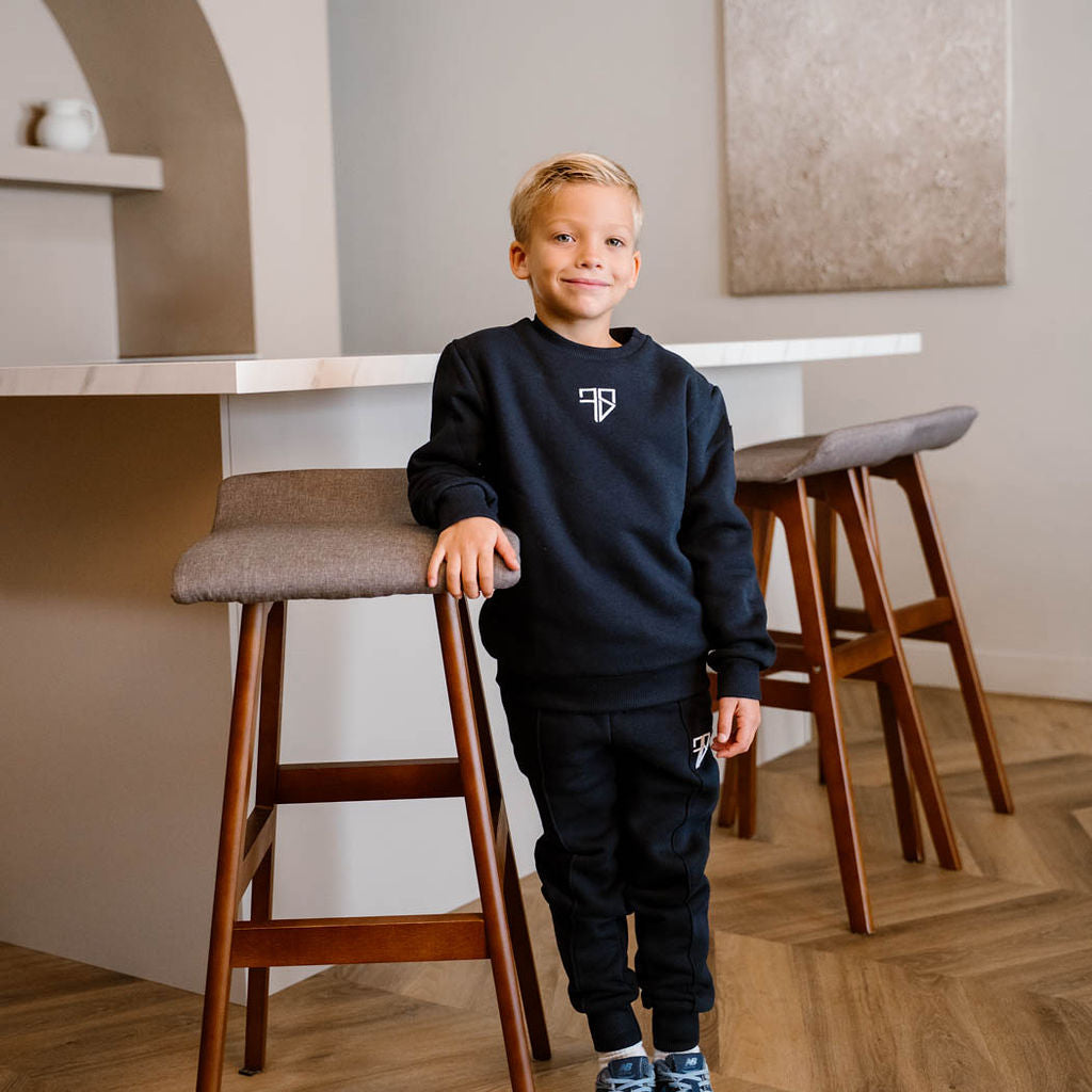 Joggingpak jongens navy blauw Nevio broek detail rubberen logo-patch