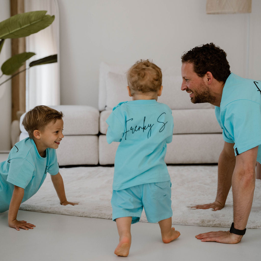 Kinderzwembroek jongens aqua blauw sneldrogend Frenky S zij-aanzicht