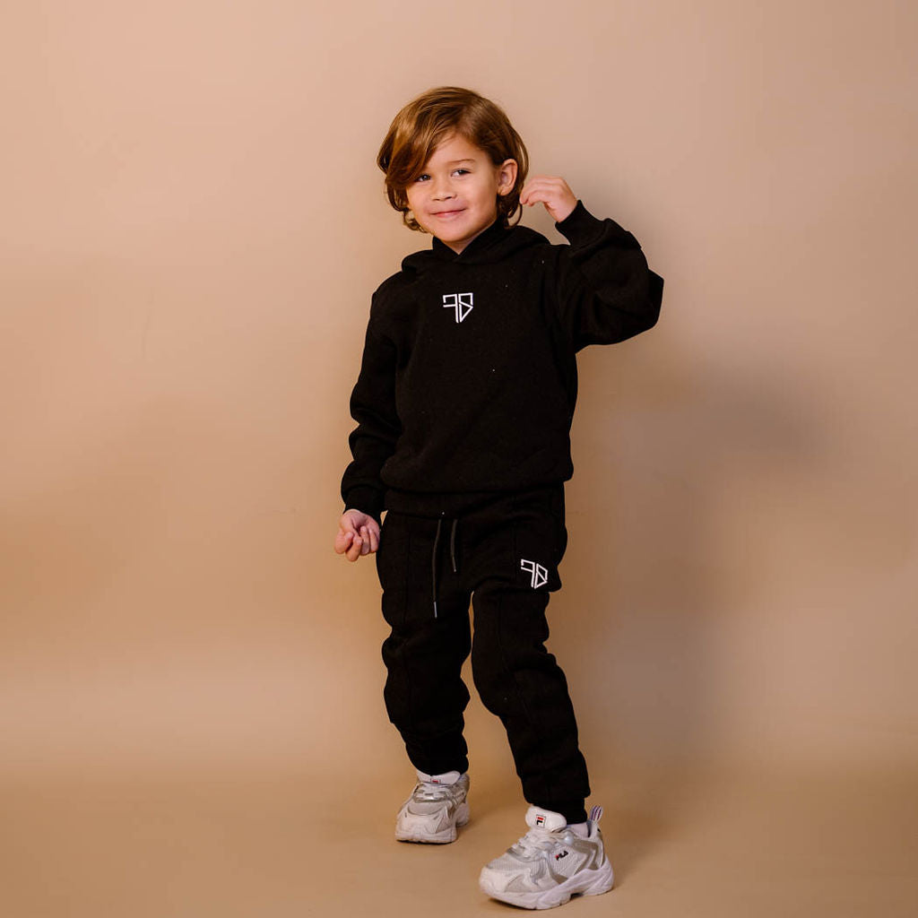 Kinder trainingspak zwart Enzo broek rubberen logo-patch close-up