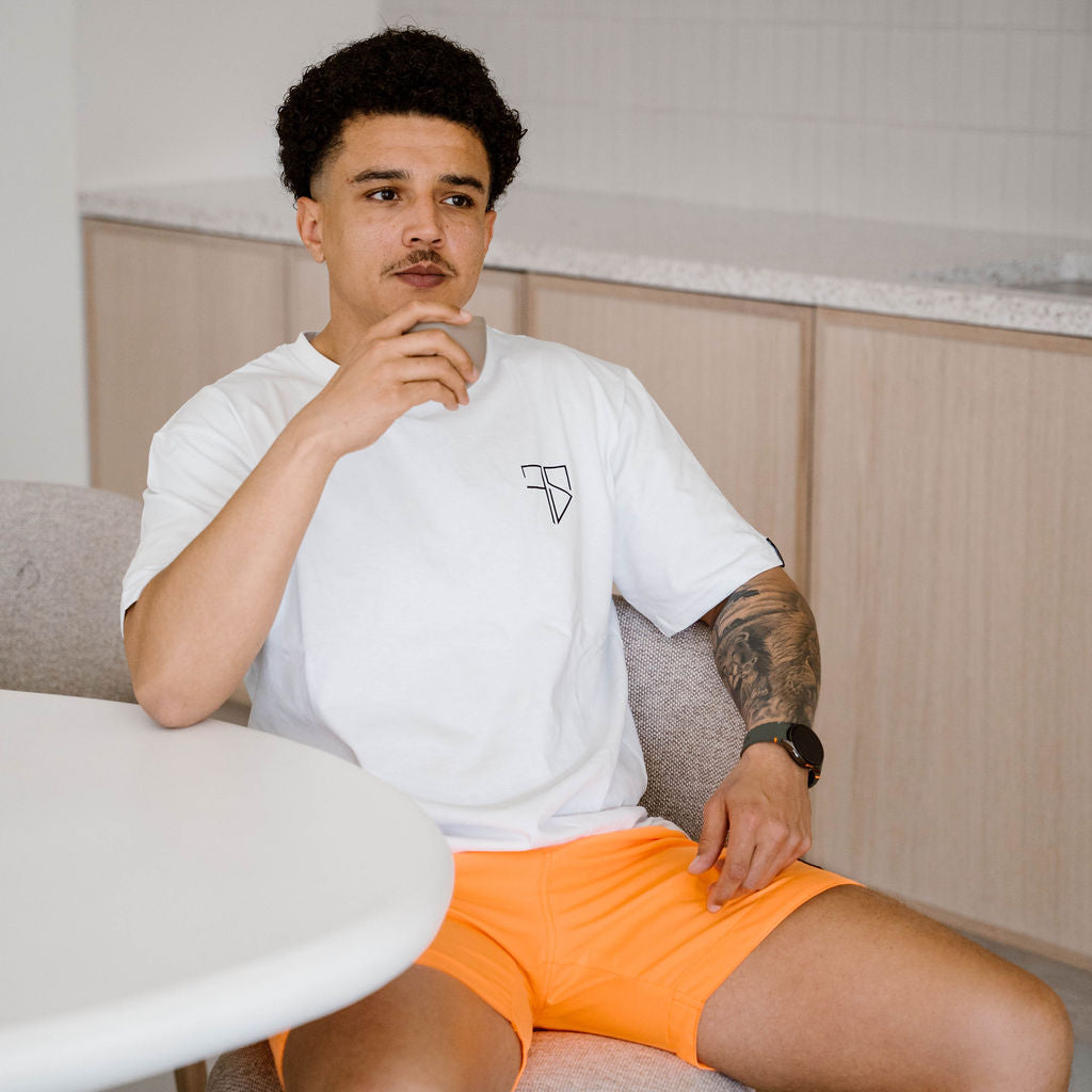 Mannen zwembroek fel oranje sneldrogend zij-aanzicht