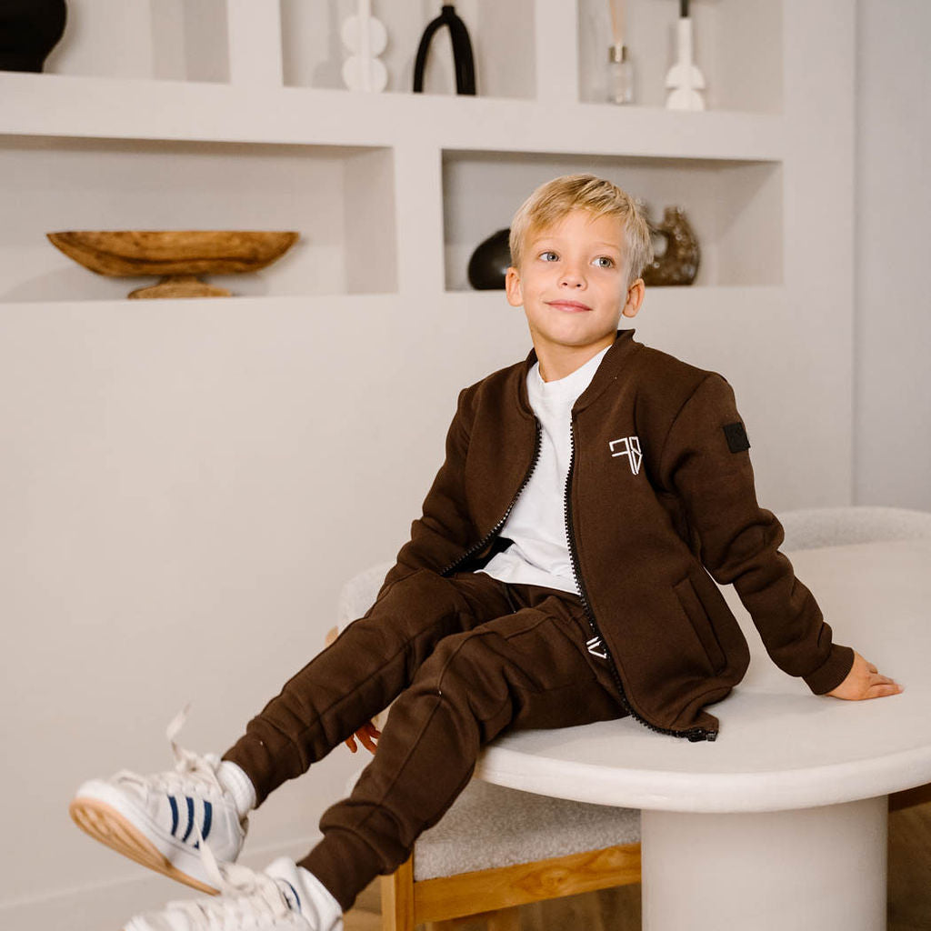 Joggingpak jongens mocca bruin Monty vest kindvriendelijke rits detail