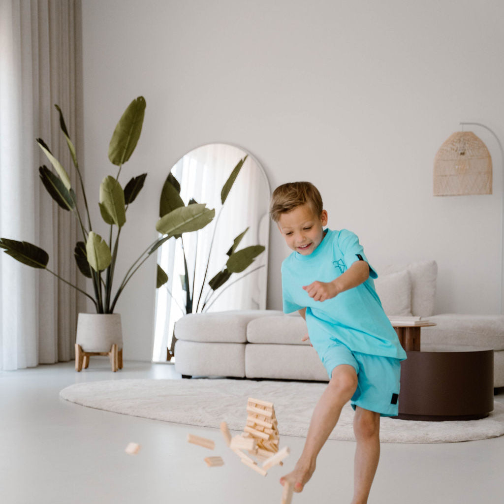 Kind in aqua blauw RIO t-shirt buitenspelen Frenky S