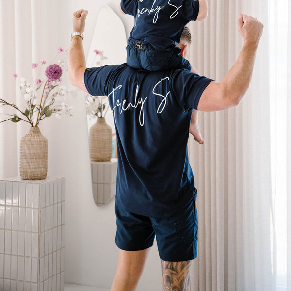 vader en zoon dragen matching navy blauwe zwembroeken van Frenky S bij het zwembad