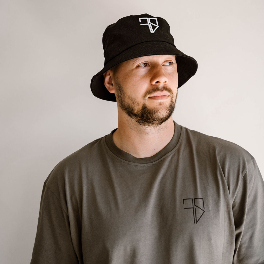 Man in army groen RIO t-shirt heren staand — Frenky S