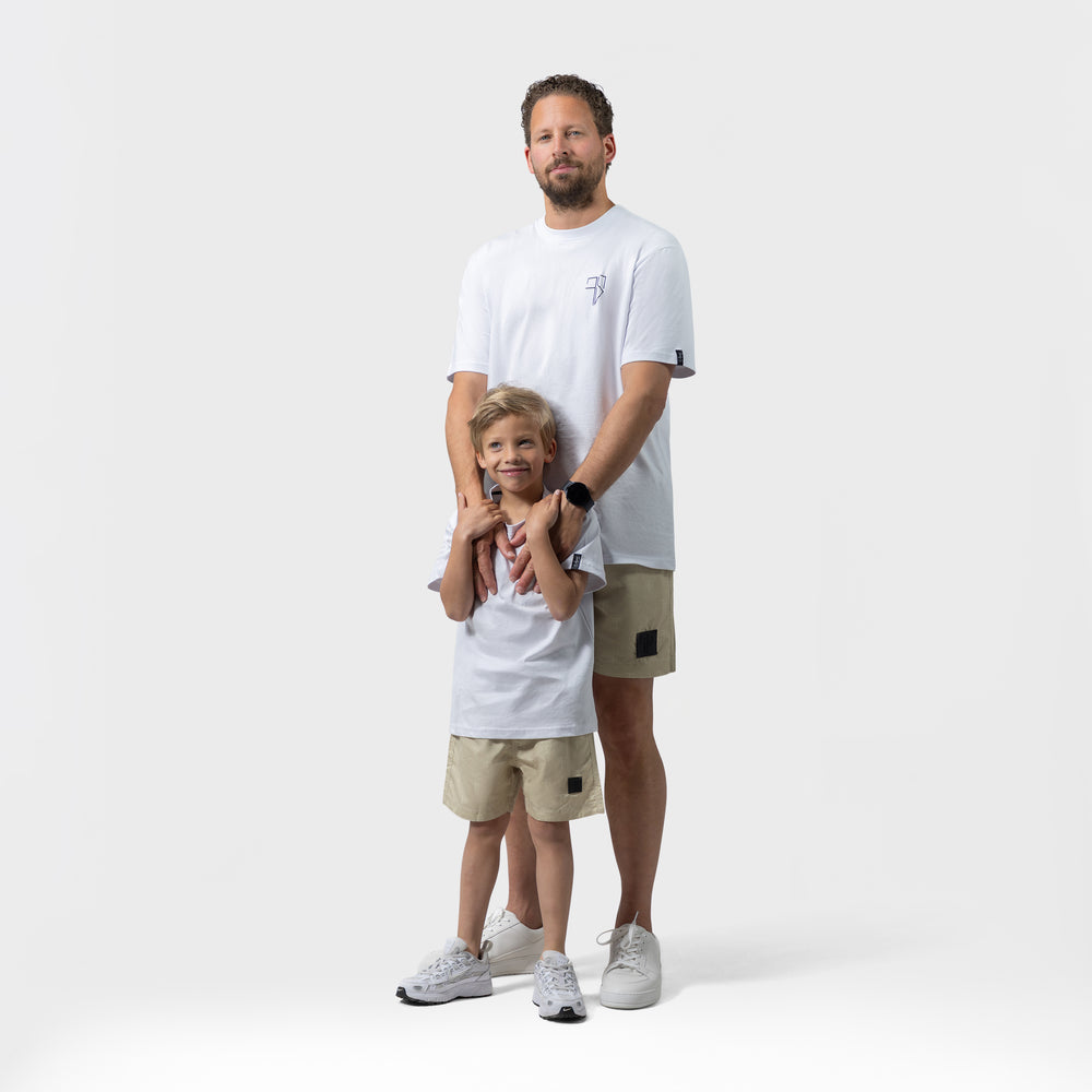 vader en zoon dragen beige matching zwembroek met logo