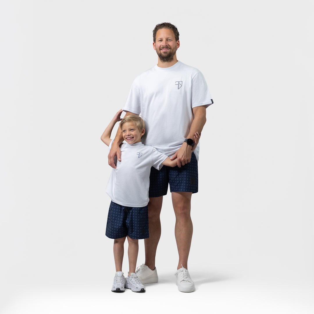 vader en zoon matching zwembroeken in het donker blauw met luxe print