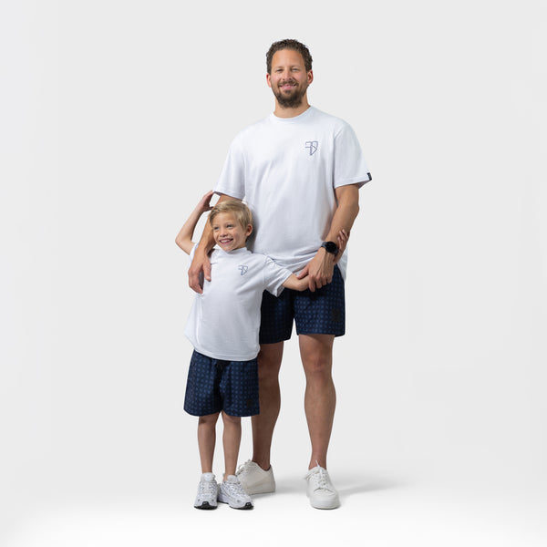 vader en zoon matching zwembroeken in het donker blauw met luxe print