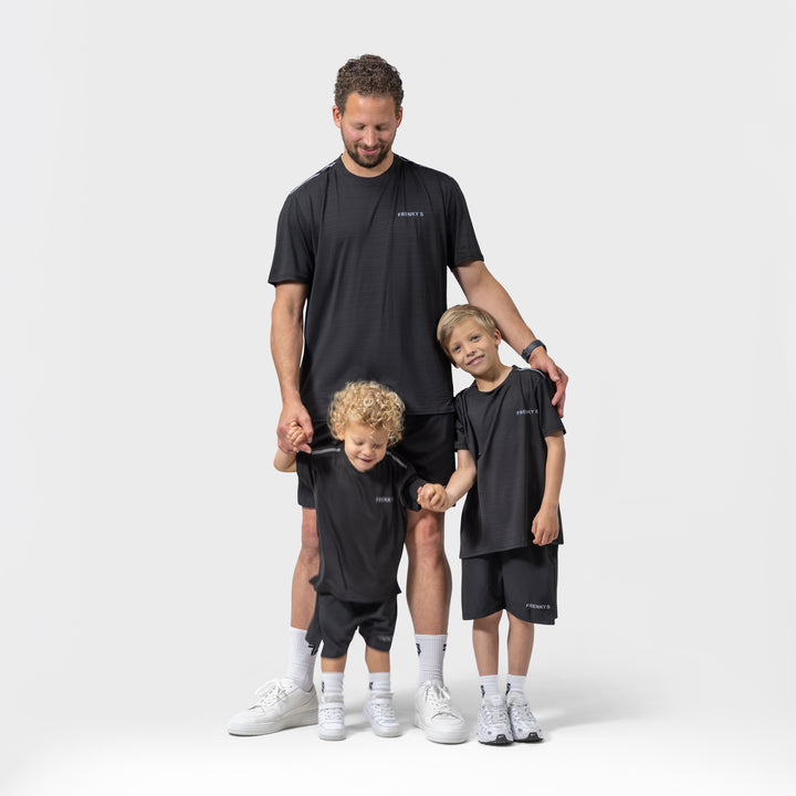Vader en zoon sporten samen in zwarte Active set