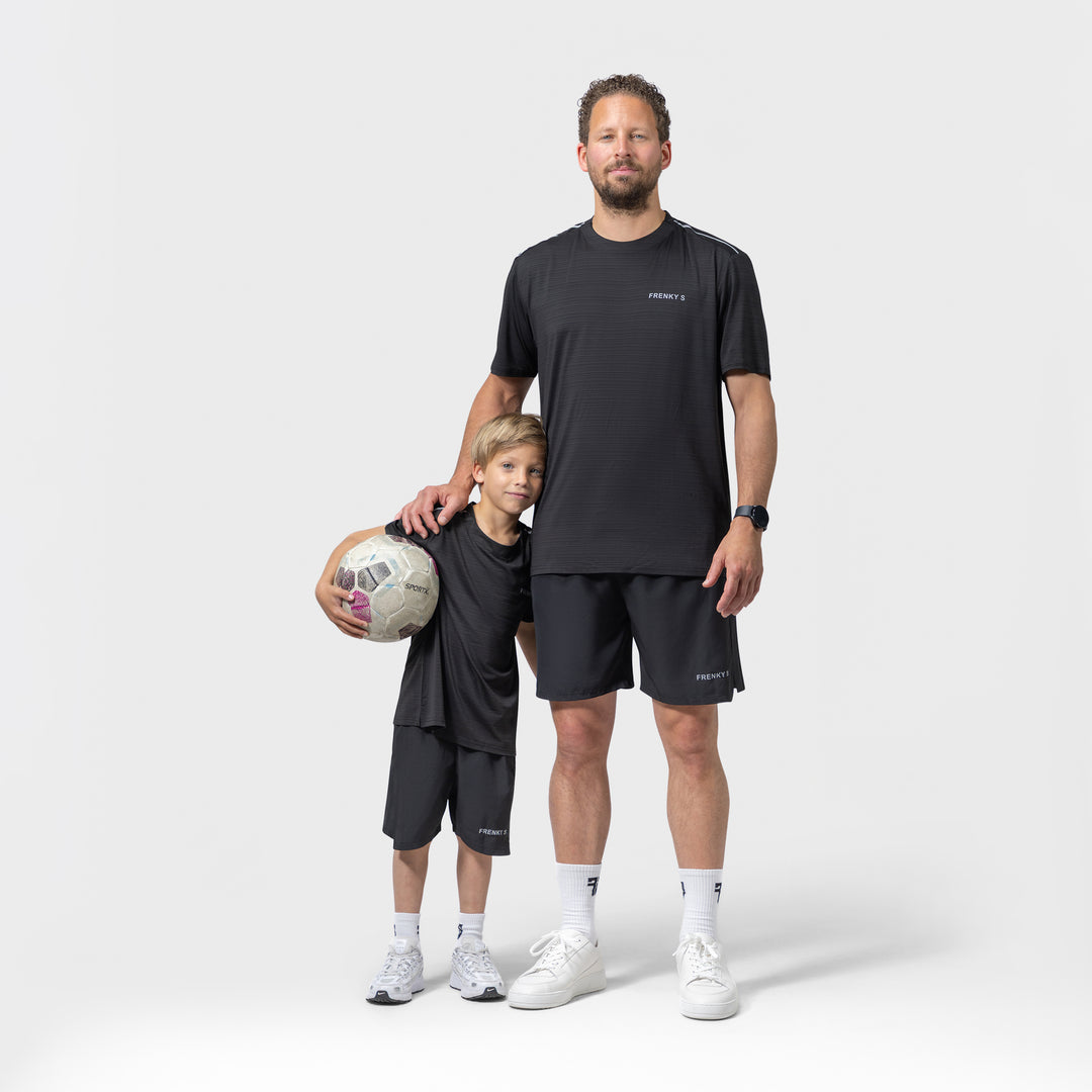 Vader en zoon in matching zwarte Active sportset