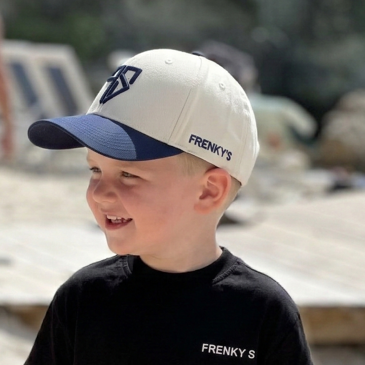 kids baseball snapback pet 51 cm crème met blauwe klep van Frenky S met 3D borduring