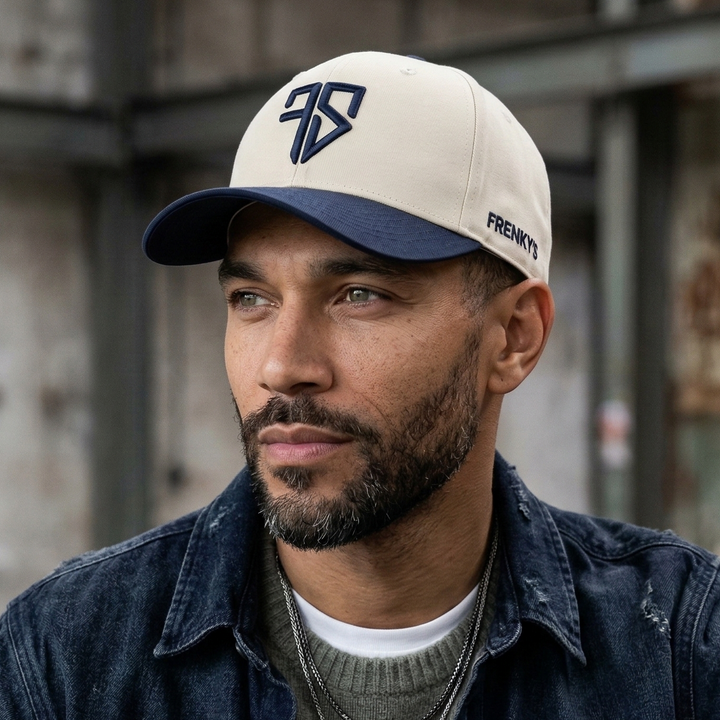 crème snapback baseball pet van Frenky S met blauwe klep en 3D borduring op de voorkant