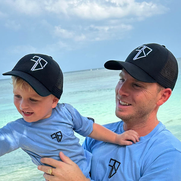vader en zoon dragen zwarte trucker pet van Frenky S met mesh achterkant