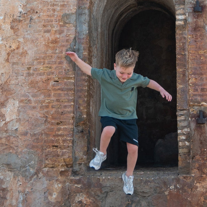 kind draagt zwarte kids jogger short van Frenky S in cotton blend stof