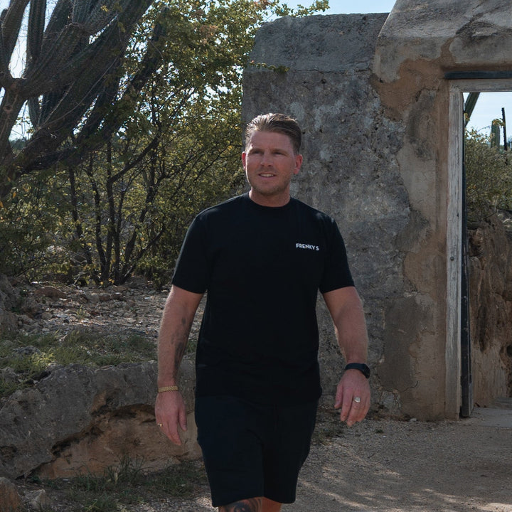 man draagt zwart heren Travel T-shirt van Frenky S met rugprint van vliegtuigraampje met uitzicht op Koh Samui
