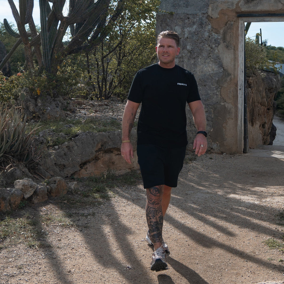 man draagt zwarte heren jogger short van Frenky S met ritszakken in kreukarme cotton blend stof