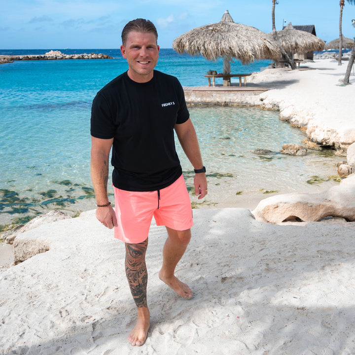 man draagt neon roze heren zwembroek van Frenky S met ritszakken bij het zwembad