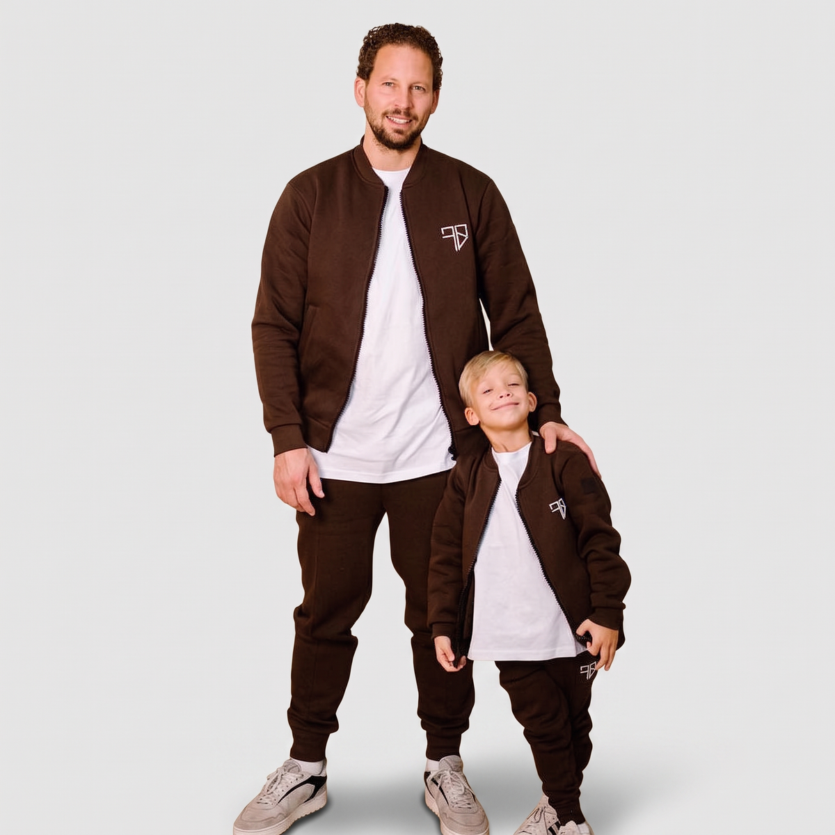 Monty trainingspak mocca bruin vader en zoon