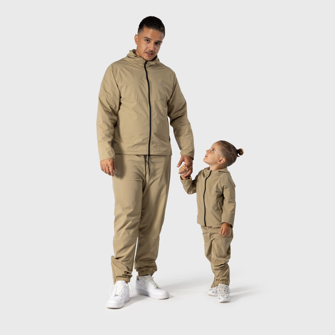 Vader en zoon Active suit beige Frenky S, lifestyle foto
