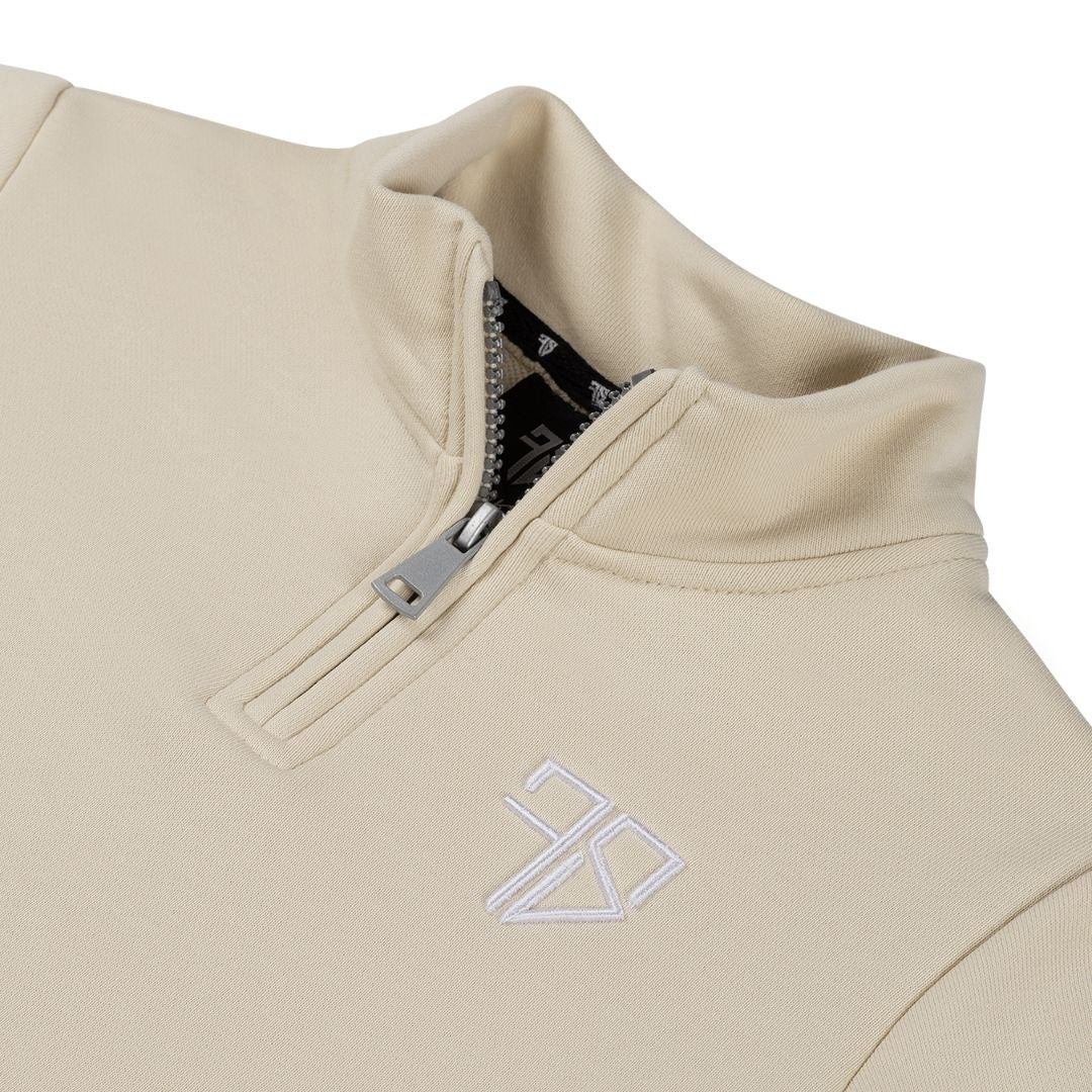 Vader en zoon in beige Lunio halfzip sweater zijdelings gezien