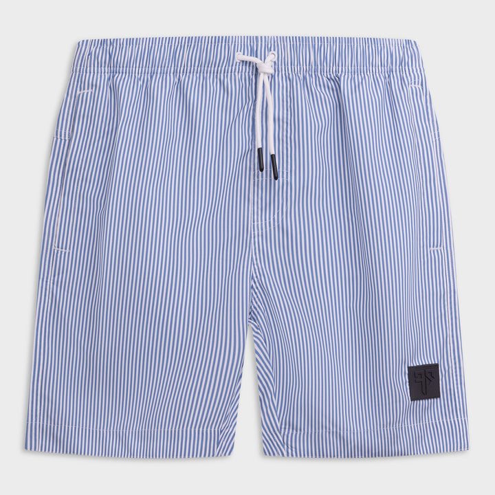 man draagt blauwe verticaal gestreepte zwembroek voor heren van Frenky S met roze of wit T-shirt