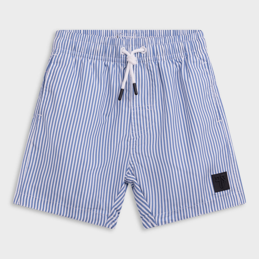 kind draagt blauwe verticaal gestreepte zwembroek van Frenky S met wit T-shirt