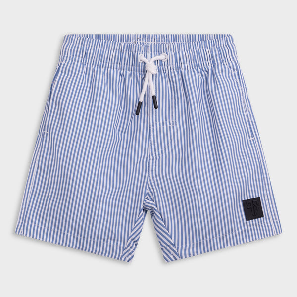 kind draagt blauwe verticaal gestreepte zwembroek van Frenky S met wit T-shirt
