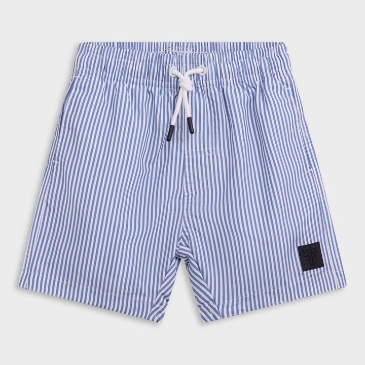 kind draagt blauwe verticaal gestreepte zwembroek van Frenky S met wit T-shirt
